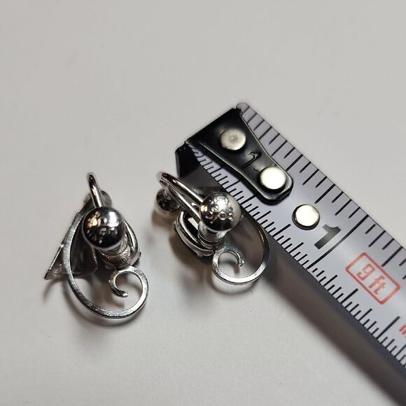 Sterling Silver and Black Earrings with Pearl Accent DCE vintage Screw Back - Picture 3 of 3